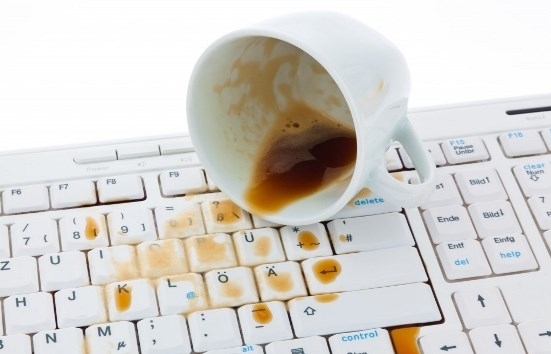 Разлитая чашка кофе на клавиатуру